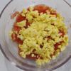 Cho trứng chiên vào tô cà chua băm, thêm hành lá cắt nhỏ, 1/4 muỗng cà phê muối, trộn đều nhân bánh bột lọc cho ngấm gia vị.