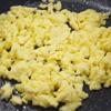 Đập trứng gà cho vào chén đánh tan đều. Đun nóng ít dầu ăn trong chảo, cho trứng gà đã đánh vào chào, chiên và dùng đũa khuấy đều cho trứng chiên chín và tơi nhỏ ra.