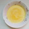 Đun chảy bơ, đồng thời vắt 1 quả cam vào chén bơ, khuấy đều để chuẩn bị sốt. Đổ nước hỗn hợp nước cam với bơ ở trên cùng với cam cắt lát vào chảo, đun sôi khoảng 3 phút rồi tắt bếp.