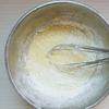 Cho thêm bột mì vào đánh cùng, sao cho hỗn hợp sánh mịn, không lỏng quá là được.