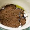 Bơ lạt cắt khối, cho vào nồi nước cách thủy, làm chảy bơ. Sau đó, trộn đều bột cacao với bơ đã tan chảy.