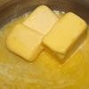 Cho bơ lạt vào nồi đun nóng chảy, chú ý đừng để bơ quá sôi sẽ khiến bơ bị tách nước. 