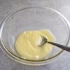 Mở lò trước ở 177 độ C. Cho bơ vào lò vi sóng đun tan chảy trong 30 giây, khuấy đều cho bơ tan hoàn toàn. Sau đó cho đường vào bơ, cho vào lò 15 giây, lấy ra khuấy đều rồi quay thêm 15 giây, khuấy đến khi cả hai không bị tách. Tiếp đó thêm vani, trứng vào hỗn hợp bơ và khuấy đều. 