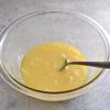 Mở lò trước ở 177 độ C. Cho bơ vào lò vi sóng đun tan chảy trong 30 giây, khuấy đều cho bơ tan hoàn toàn. Sau đó cho đường vào bơ, cho vào lò 15 giây, lấy ra khuấy đều rồi quay thêm 15 giây, khuấy đến khi cả hai không bị tách. Tiếp đó thêm vani, trứng vào hỗn hợp bơ và khuấy đều. 