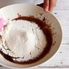 Cách làm bánh brownie: Rây bột vào tô hỗn hợp, cho thêm 1 ít muối rồi dùng phới trộn đến khi bột hòa tan mịn mượt, hỗn hợp dẻo sệt hơn. Đổ bột vào khuôn đã lót sẵn giấy nến, cho vào lò nướng 180 độ trong khoảng từ 20 đến 25 phút.