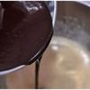 Đánh tan 3 lòng đỏ trứng gà với 220g đường, 1/8 muỗng cà phê muối và 20g bột cacao. Trong tô khác, đun chảy 200g chocolate rồi trộn với 180g bơ. Sau đó đổ hỗn hợp bơ vào tô trứng, trộn đều.