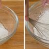 Bột làm bánh cá taiyaki: Cho bột làm bánh, bột nở, bột baking soda trộn đều, rồi lọc qua rây. Thêm đường rồi trộn đều nào.