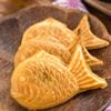 Cho bánh nướng trên bếp từ 3 phút, sau đó lật mặt rồi nướng tiếp 2,5 phút nữa. Khi mở ra, bánh con cá phải chín vàng, khi để nguội thì bánh cá nướng taiyaki mới giòn.
