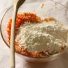 Trong 1 tô khác, cho đường, hạt dẻ, cà rốt vào trộn đều.  Rây mịn bột mì, bột nở, bột ngô rồi trộn vào hỗn hợp trên - bạn được hỗn hợp A. 