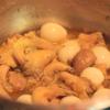 Cách nấu bánh canh ghẹ có nấm và trứng cút: Làm nóng 2 muỗng canh dầu ăn, cho lần lượt nấm bào ngư, hành lá, trứng cút vào xào khoảng 5 phút.