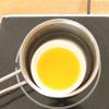 Đun chảy 60g bơ rồi trộn với 250g bột mì, trứng gà, 400ml sữa tươi, 40g đường và 20ml dầu ăn với nhau, dùng máy đánh trứng đánh nhẹ để hỗn hợp hòa vào nhau.