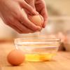 Trứng đập ra chén, tách lấy lòng trắng trứng, thêm đường trắng vào, đánh đều. Đánh trứng càng bông thì bánh champagne sẽ càng xốp đó.
