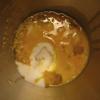 Bật lò nướng ở 180°C, trộn bơ và trứng trong một tô, đánh nhẹ rồi tiếp tục thêm đường và vỏ đã bào của 2 quả chanh vào. Thêm bột mì, bột nở, muối nở và sữa.