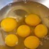 Đập 6 quả trứng vào một tô trộn khác. Đánh trứng cho tới khi nổi bọt (nhưng không quá nhiều bọt bạn nhé) thì từ từ thêm đường vào.