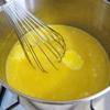 Thêm 30g bơ xắt miếng vào, rồi đun hỗn hợp ở mức lửa trung bình thấp cho đến khi hỗn hợp đặc lại (trong khoảng 5 phút).