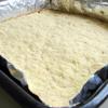 Cho hỗn hợp bột vào khuôn đã chuẩn bị sẵn, dàn đều và ấn ột chặt xuống. Nướng bánh trong vòng khoảng 20 phút cho đến khi bánh có màu vàng nâu.