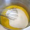 Trong khi nướng lớp đế bánh, đánh đều 7 lò đỏ trứng với 2 quả trứng, thêm đường trắng rồi đánh cho đến khi kết hợp. Thêm nước cốt chanh, vỏ chanh mài và 1/8 muỗng cà phê muối, đánh đều