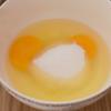 Đánh tan trứng với 50g đường cho tan đều.