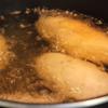 Cho bánh vào chảo chiên ngập dầu ăn. Dùng đũa trở đều liên tục để bánh chín, chuyển sang màu vàng. Vớt bánh ra, để ráo dầu.
