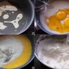 Đổ dầu bắp vào thố, thêm sữa vào trộn đều. Tách 4 lòng đỏ trứng vào âu dầu sữa trộn đều, 4 lòng trắng trứng để riêng ra 1 âu khác. Rây bột bánh ngọt vào âu lòng đỏ trứng trộn đều. Phần lòng trắng trứng thêm một chút muối, nước cốt chanh, 15g đường vào rồi dùng máy đánh trứng đánh bông cứng lòng trắng trứng.