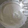 Dùng máy đánh lòng trắng trứng bông lên, thêm đường vào và tiếp tục đánh đến khi hỗn hợp bông mịn. Đổ 1/3 hỗn hợp lòng trắng trứng vào hỗn hợp bột bánh matcha rồi trộn đều. Tiếp đó, đổ phần hỗn hợp lòng trắng trứng còn lại vào và trộn đến khi hỗn hợp sánh mịn.