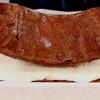 Khi bánh đã nguội hẳn, chia đôi phần bánh theo chiều ngang. Phết lớp kem lên bề mặt bánh, sau đó đặt nửa còn lại lên trên.