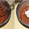 Thêm chocolate đã làm tan chảy vào thố bơ trứng trộn đều cho quyện. Tiếp đó cho sữa chua vào trộn chung.