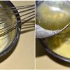 Đổ hỗn hợp trứng từ từ vào thố bơ và dùng phới lồng trộn cho quyện. Tiếp đó cho từ từ dầu ngô vào và trộn đều.