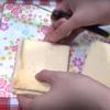 Gọt viền bánh cho đều và đẹp rồi cắt bánh thành 4 hình vuông nhỏ. Xẻ đôi bánh ra và. được 8 miếng bánh vuông vắn, độ dày khoảng 1 - 1,5cm.