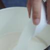 Cách làm nước cốt dừa ăn bánh chuối: 100ml nước cốt dừa, 200ml nước dão dừa, 30ml bột bắp pha loãng, bột báng 10gr, đường 30gr. Cho tất cả nguyên liệu vào nấu đến khi hỗn hợp sệt lại và bột báng nở đều hết, để nguội.