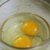 Trứng gà đập ra chén, để riêng. Khoai lang rửa sạch, để nguyên vỏ, nướng chín.