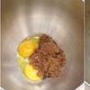 Đập 3 quả trứng gà vào thố, sau đó cho bột ca cao vào khuấy đều. Sau khi trộn xong, đổ hỗn hợp vào cối xay sinh tố, đánh nhuyễn một lần nữa khoảng 2 phút.