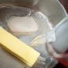 Cho bơ, sữa tươi, muối, đường trắng vào trong nồi nhỏ, nấu sôi đến khi bơ chảy và mọi thứ tan hòa với nhau.