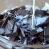 Nấu sốt chocolate đen đơn giản bằng cách đun nóng kem sữa tươi. Đổ vào tô chocolate đen đã được cắt nhỏ, khuấy đến khi chocolate tan đều.