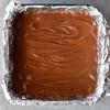 Đun chảy chocolate trong lò vi sóng hoặc hấp cách thủy. Rưới chocolate lên phần bánh, trải thật phẳng và đều. Cho khuôn vào tủ lạnh để làm đông nhé.