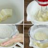 Bơ làm mềm, cắt miếng nhỏ. Cho bơ vào bát, dùng máy đánh trứng, đánh đều. Tiếp đó cho đường mịn vào bơ và dùng máy đánh trứng đánh đều. Rây làm bánh và bột hạnh nhân vào hỗn hợp bơ đường sao cho bột không bị vón cục.