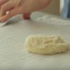 Sau khi hỗn hợp làm bánh Cookie Choux đã đồng nhất, thì đặt hỗn hợp lên trên miếng giấy chống dính sao cho hỗn hợp thành 1 khối, rồi đặt một lớp giấy lên bề mặt hỗn hợp. Tiếp tục dùng thanh gỗ cán đều hỗn hợp làm bánh Cookie Choux sao cho độ dày của bột là 0.5cm, thì để vào tủ lạnh.