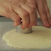 Cho hỗn hợp làm vỏ bánh Cookie Choux vào một túi cùng với đuôi làm bánh kem. Tạo ra lượng kem khoảng 2 lóng tay như hình dưới. Sau đó lấy bánh từ tủ lạnh ở bước 2 ra, dùng khuôn ấn bánh tròn có đường kính 3cm ấn bánh. Tiếp tục lấy bánh tròn đã ấn để lên hỗn hợp kem như hình bên dưới. Cuối cùng đặt khay bánh Cookie Choux vào lò nướng, nướng khoảng 190 độ trong vòng 13 đến 15 phút thì lấy ra.