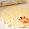 Sau đó, dùng khuôn hình bông tuyết, người tuyết, ngôi sao, chú tuần lộc để cắt bột bánh nha. Phần rìa bột còn dư bạn nhào lại, cán mỏng và cắt tiếp y như vậy để tiết kiệm nha. Đặt bánh lên khay có lót giấy nến, cho vào lò nướng 8 - 10 phút cho bánh chín, vàng giòn là có thể lấy bánh ra rồi nha. Đợi bánh nguội một chút là có thể ăn hoặc cho vào hũ bảo quản, dùng dần.