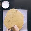 Chia ra 2 nửa bột bánh: 1 nửa dùng khuôn tròn cắt phần trung tâm bánh. 1 nữa để nguyên bột bánh, không cắt gì cả. Đặt bột bánh lên khay nướng. Cho bánh vào lò và nướng trong 15 phút, sau đó lấy bánh ra và để nguội hoàn toàn.