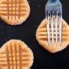 Cho bánh lên khay nướng, dùng nĩa ấn nhẹ lên bánh tạo thành hình dấu thăng.