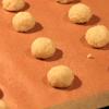 Dùng muỗng múc hỗn hợp bánh lên khay nướng có lót sẵn 1 lớp giấy nến. Khoảng cách giữa các bánh là 5cm.