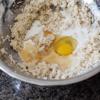 Tiếp theo, đập trứng gà vào hỗn hợp bơ, đường trắng ở bước 2, trộn đều.