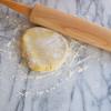Cho hỗn hợp bơ ra bàn và nhồi đều, mịn. Cho bột nghỉ 2-3 phút rồi cán mỏng độ dày khoảng 5mm, dùng khuôn (cookie cutter) cắt bánh theo ý thích.