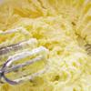 Đánh bơ với đường cho tan đến khi bơ chuyển sang màu vàng nhạt cho trứng vào đánh chung. Cho từ từ bột vào hỗn hợp bơ và đánh số nhỏ cho đến hết bột.