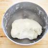 Đổ từ từ khoảng 1 chén nước ấm vào, dùng tay trộn đều đến khi hỗn hợp bột nếp, khoai tây mịn, mềm.