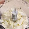 Bơ cắt nhỏ, để ở nhiệt độ phòng khoảng 20 phút, sau đó dùng máy đánh trứng đánh cùng đường đến khi bơ chuyển màu vàng nhạt.