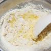 Bơ để nhiệt độ phòng cho mềm. Sau đó, chơ bơ vào tô cùng 250gr bột mì, 50gr đường trắng, trứng gà, 30ml sữa chua, 5gr bột nở, trộn đều.