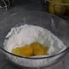 Làm bột bánh crepe: Rây 250g bột vào tô lớn cho mịn, trộn bột với 50g đường và ít muối. Cho 150ml trứng và 500ml sữa tươi không đường vào hỗn hợp bột, trộn từ từ cho đến khi mịn đều. Hỗn hợp chuẩn sẽ đặc giống như whipping. Cho 150ml dầu vào trộn đều.
