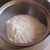 Làm bột bánh crepe: Rây 250g bột vào tô lớn cho mịn, trộn bột với 50g đường và ít muối. Cho 150ml trứng và 500ml sữa tươi không đường vào hỗn hợp bột, trộn từ từ cho đến khi mịn đều. Hỗn hợp chuẩn sẽ đặc giống như whipping. Cho 150ml dầu vào trộn đều.